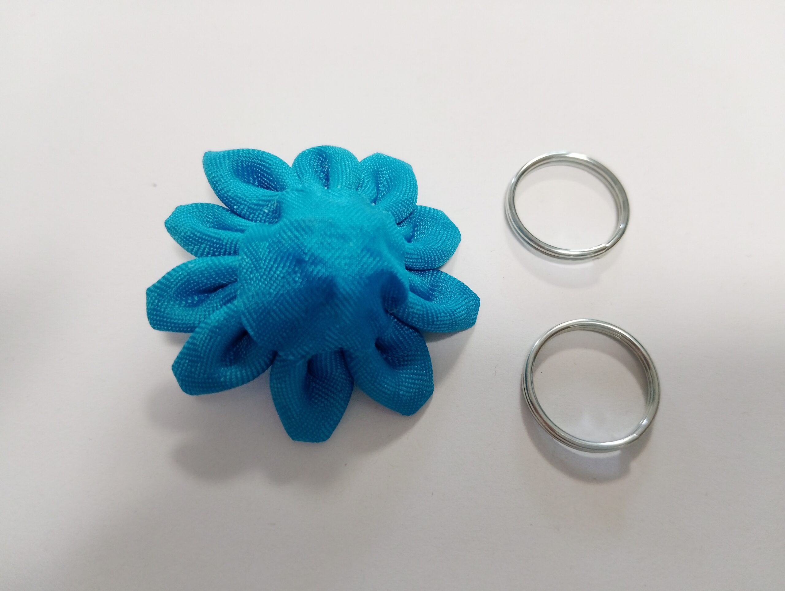 つまみ細工のバッグチャーム制作工程2