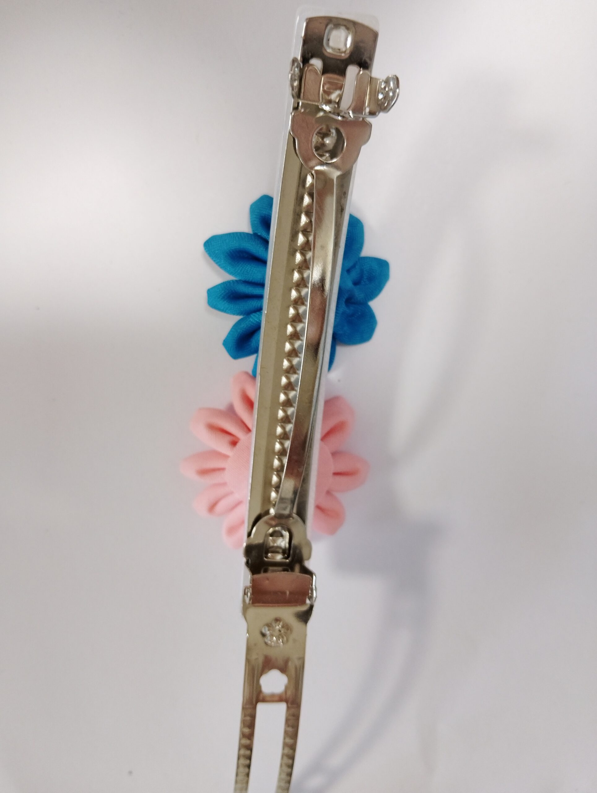 青とピンクのつまみ細工を使ったバレッタ完成品