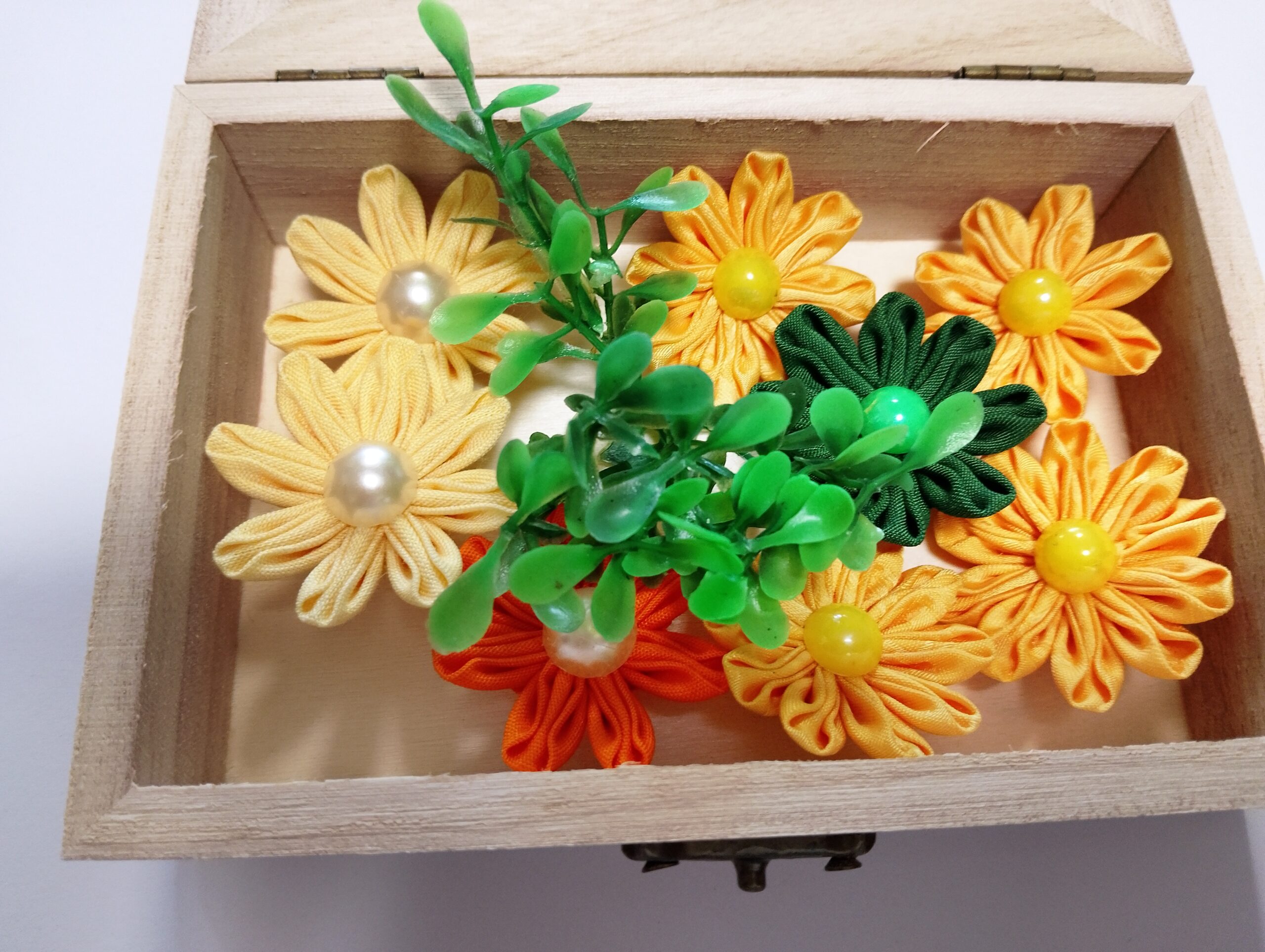 つまみ細工の花とグリーンを飾ったフラワーボックス完成品