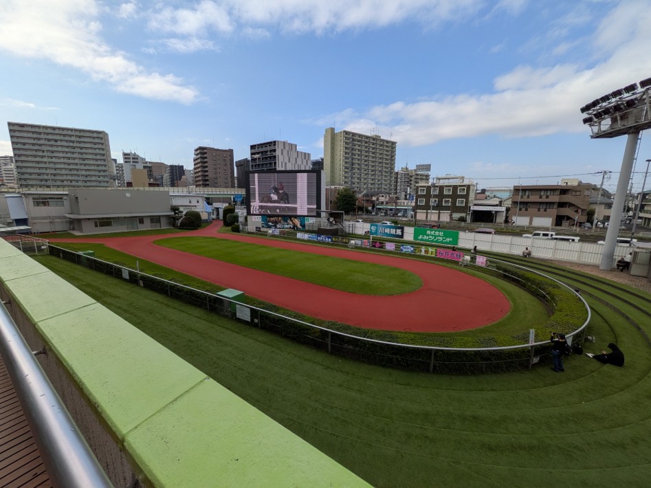 川崎競馬場のパドック全景