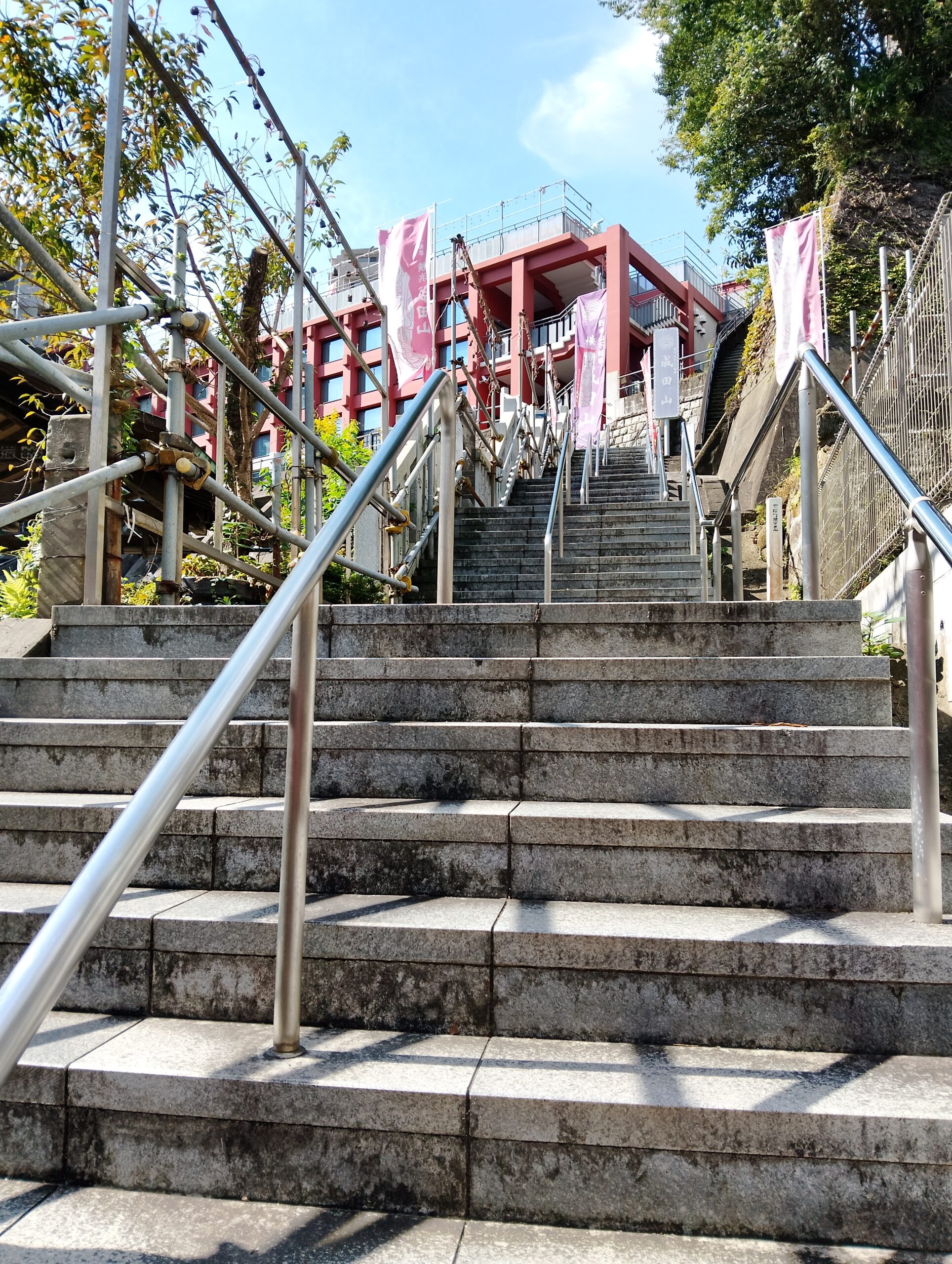 成田山横浜別院の入口からエレベーター付近まで続く階段