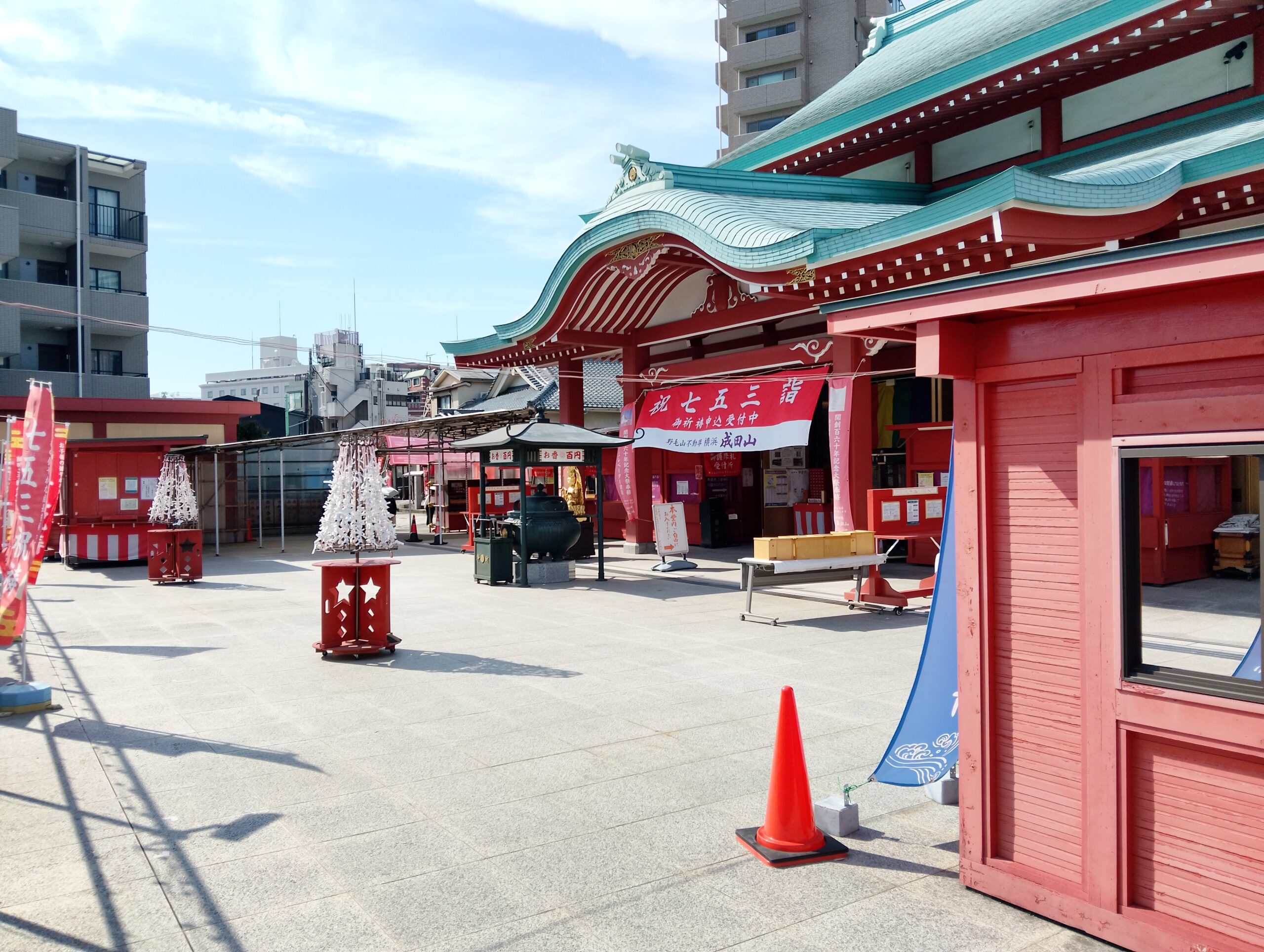 成田山横浜別院の境内
