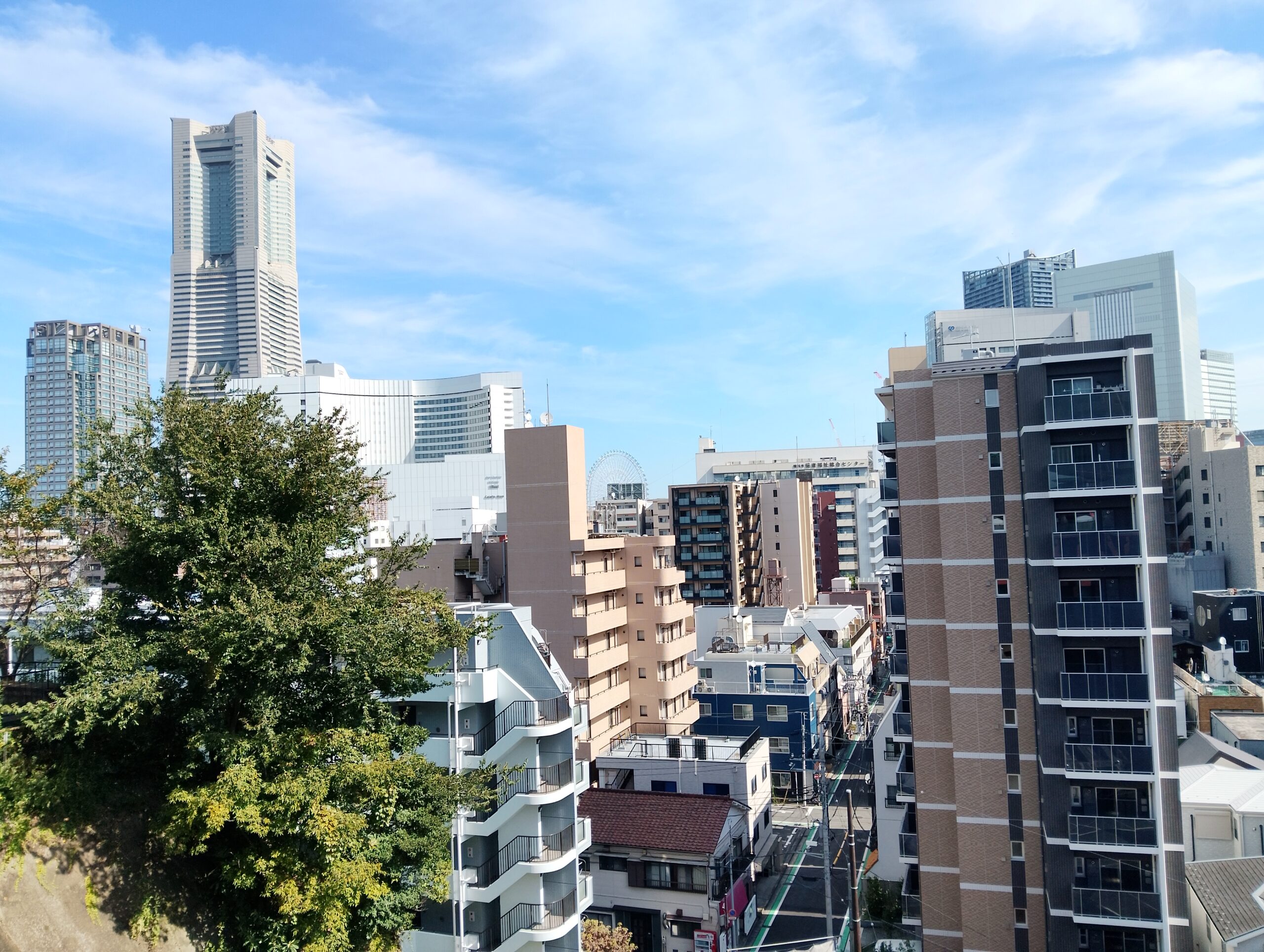 成田山横浜別院の境内から見えるランドマークタワーとみなとみらい